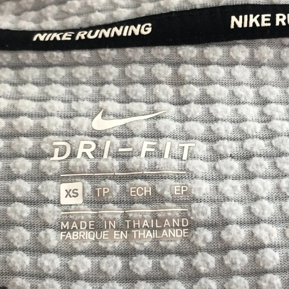 NIKE Running Jacket Top Women’s size XS Gray Waffle Weave 1/2 Zip